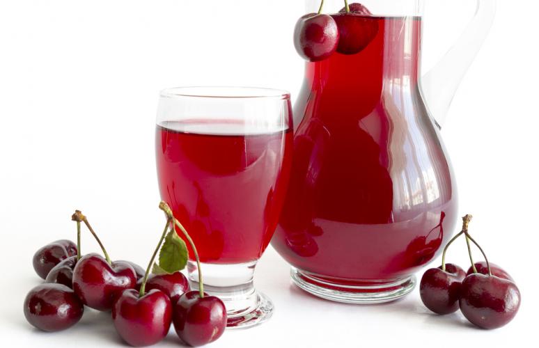 Tiến hành ngâm cherry với rượu